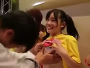 日本嫩妹發布會給粉絲摸奶